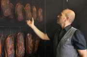 Frank Pfau ist Räucherspezialist aus dem Schwarzwald. Als Räuchermaterial verwendet er Zutaten aus der Region wie Sägemehl und Tannennadeln.