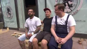 Der Druck, der auf Safak (li.), Benjamin (re.) und Julian (mi.) lastet, ist enorm. SchlieÃŸlich geht es darum, ihren groÃŸen Traum zu verwirklichen, einen Beauty-Salon nur fÃ¼r Herren. Doch das Geld ist knapp und die handwerklichen Skills der Jungs dÃ¼rftig…