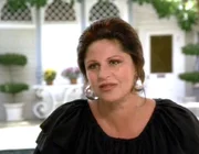 Anna Grimaldi (Lainie Kazan) trauert um ihren Sohn Paolo, der ermordet worden ist.