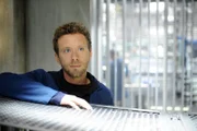 Hodgins (T.J. Thyne) weiß nicht, was er von dem neuen Praktikanten halten soll: Der Junge ist hochintelligent, hat jedoch keine blütenreine Weste und ist auch sprachlich anders als die anderen Mitarbeiter im Jeffersonian.  Die Verwendung des sendungsbezogenen Materials ist nur mit dem Hinweis und Verlinkung auf TVNOW gestattet.