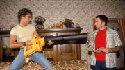 Um die überschwemmte Wohnung von Bienes Mutter trocken zu bekommen, haben Atze (Atze Schröder, li.) und Murat (Fatih Cevikkollu) ein Laubgebläse besorgt. Das hat jedoch mehr Power als Atze Kraft in den Armen...