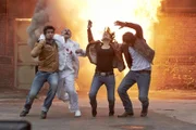 Ben (Tom Beck, l.) konnte sich mit dem schwer verletzten Felipe (Rolf Kanies, 2.v.l.), Celina (Jasmin Lord) und Kai (Pablo Sprungala) in letzter Sekunde vor der Explosion retten...