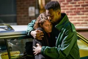 Ray (Ariane Labed) und Kieran (Gary Carr) ahnen nicht, dass sie beim Kuscheln beobachtet werden.