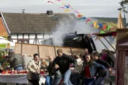 Die Flucht des Täters endet mitten im Dorffest... (Komparsen)
