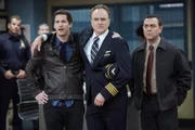 (v.l.n.r.) Jake Peralta (Andy Samberg); Roger Peralta (Bradley Whitford); Charles Boyle (Joe Lo Truglio)