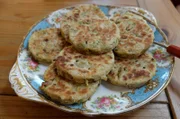 Herzhafte Lauchküchlein sind eine Spezialität von Tamsin Smith. Dank Lauch und dem walisischen Caerphilly-Käse hat diese herzhafte Variation der Welsh Cakes eine würzige Geschmacksnote.; Zur ARTE-Sendung Zu Tisch Snowdonia - Großbritannien Herzhafte Lauchküchlein sind eine Spezialität von Tamsin Smith. Dank Lauch und dem walisischen Caerphilly-Käse hat diese herzhafte Variation der Welsh Cakes eine würzige Geschmacksnote.