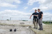 Prof. Wolfgang Neubauer (l.), Leiter des wohl revolutionärsten Forschungsprojektes von Stonehenge und sein Assistent Mario Wallner (r.), ein Archäologe, bei einer Grabung. Er und Prof. Mike Parker Pearson finden die Beweise.