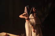 Ein Angriff auf den Pharao war auch ein Angriff auf die gottgeschaffene Ordnung des alten Ägypten und damit das schwerste Verbrechen. (Spielszene mit Matthew Marcelis, li., und Morteza Khodabakhsh, re.)