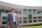 Rückblick (2007): Als Lt. Horatio Caine (David Caruso) mit modernen, wissenschaftlichen Methoden einen Mord aufklären kann, wird ihm die Leitung einer neu zu gründenden Abteilung übertragen, dem CSI  +++