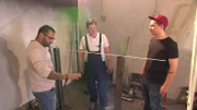 Der Druck, der auf Safak (li.), Benjamin (mi.) und Julian (re.) lastet, ist enorm. Schließlich geht es darum, ihren großen Traum zu verwirklichen, einen Beauty-Salon nur für Herren. Doch das Geld ist knapp und die handwerklichen Skills der Jungs dürftig?