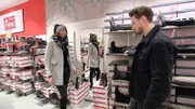 Bachelor Sebastian Pannek und Isabel sind auf der Suche nach den passenden Schuhen.