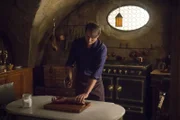 Unter den wachsamen Augen mehrerer Strafverfolger treibt Hannibal (Mads Mikkelsen) weiterhin sein mörderisches Unwesen ...