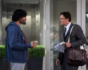Marshall (Jason Segel, r.) empfiehlt seinen alten College-Freund Brad (Joe Manganiello, l.) für einen Job in seiner Firma, doch das Bewerbungsgespräch läuft gar nicht gut, sodass Marshall nichts anderes übrig bleibt, als es bei seinem Chef wieder gutzumachen ...