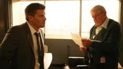 Booth (David Boreanaz, l.) bekommt Besuch von seinem Großvater Hank Booth (Ralph Waite), der überraschend traurige Nachrichten überbringt....