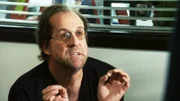 Der deutsche Regisseur Gunter Hanzig (Peter Stormare) begleitet die Mitarbeiter der Firma Good Cheer Greeting Cards für eine Dokumentation.