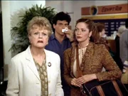 Jessica Fletcher (Angela Lansbury) und ihre Freundin Sally Otterburn (Funn Carter) sind empört. In dem Flughafen in Kairo ist eine Handtasche geklaut worden.