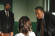Die Ermittler Briscoe (Jerry Orbach, re.) und Green (Jesse L. Martin) hegen den Verdacht, dass zwei Hausfrauen gegenseitig die unliebsamen und untreuen Ehemänner zur Strecke gebracht haben. Doch die Indizien reichen zunächst nicht aus, um dem mörderischen Duo dies nachzuweisen.