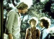 Rupert (Rossie Harris, M.) und Myron (Ham Larson, r.) haben Almanzos (Dean Butler, l.) Hammer versteckt.