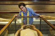 Dr. Salima Ikram mit der Mumie von Ramses III., dem Pharao, der von seinem Sohn ermordet wurde, um den Thron zu stehlen