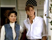 Alicia Grimaldi (Diane DiLascio) und ihr Mitarbeiter Edgar (Robert Pine) unterhalten sich über Michelle, die Witwe von Alicias ermordeten Bruder Paolo.