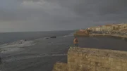Akko, Israel - Dr. Albert Lin mit Blick auf die Lagune in Akko, Israel. (Blakeway Productions/National Geographic)
