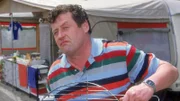 Benno (Willi Thomczyk) putzt nach seinem gescheiterten Auftritt lieber den Grill.