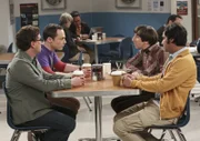 Raj (Kunal Nayyar, r.) und Leonard (Johnny Galecki, l.) können in Ruhe an ihrem Projekt arbeiten, während Sheldon (Jim Parsons, 2.v.l.) und Howard (Simon Helberg, 2.v.r.) sich ärgern, dass sie nicht mitmachen dürfen ...