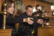 V.l.: Erin Lindsay (Sophia Bush), Hank Voight (Jason Beghe) und Jay Halstead (Jesse Lee Soffer).  Die Verwendung des sendungsbezogenen Materials ist nur mit dem Hinweis und Verlinkung auf TVNOW gestattet.