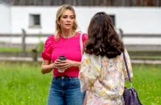 Greta (Laura Osswald, l.) wird nachdenklich, als Lale (Yeliz Simsek, r.) ihr rät, für eine Entscheidungsfindung Zeit mit Miro zu verbringen.