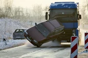 Die Gangster fliehen mit einem geklauten Truck ohne Rücksicht auf Verluste durch den Autobahnverkehr...