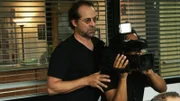 Um herauszufinden, wer für die Misere in der Firma verantwortlich ist, muss das Leverage-Team ausgerechnet mit dem exzentrischen und etwas eigenen Regisseur Gunter Hanzig (Peter Stormare) zusammenarbeiten.