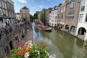 Die Gassen entlang der Grachten von Utrecht sind so eng und fragil, dass inzwischen Getränke und Lebensmittel wieder per Boot ausgeliefert werden.