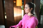 Deniz ist enttäuscht, dass Charlie seiner Einladung nicht gefolgt ist. Valea (Antonia Kolano)
