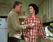 Quincy (Jack Klugman) muss Carol (Michele Marsh) mitteilen, dass ihr Freund ein vorbestrafter Sexualtäter ist.
