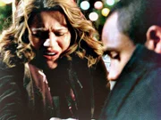 Detective Lindsey Monroe (Anna Belknap) wird von einer exotischen Schlange gebissen.