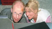 Ich glaub, ich spinne! Schumann (Lutz Herkenrath) und Rita (Gaby Köster) verstecken sich hinter der Fleischtheke. Schumann hat in Gang vier einen Tiger gesehen!?