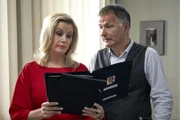 Dr. Roland Heilmann (Thomas Rühmann) informiert Sarah Marquardt (Alexa Maria Surholt) über Martin Steins Bewerbung für den Chefarztposten. Auch Sarah hat einige Kandidaten in petto. Doch Roland teilt Sarah mit, dass, sobald sich Dr. Kathrin Globisch dazu entscheiden hat, den Posten anzunehmen, diesen auch bekommen wird. Sarah ist mit dieser Entscheidung alles andere als glücklich.