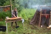 Johnny Rolfe schneidet fangfrischen Lachs und bereitet ihn zum Räuchern vor. (National Geographic/Mike Fennell)