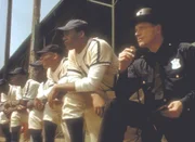 Der junge Polizist Arthur Dales (Fredric Lane, r.) beschützt einen berühmten Baseballspieler, als dieser angeblich vom Ku-Klux-Klan bedroht wird.