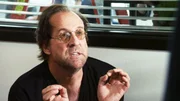 Der deutsche Regisseur Gunter Hanzig (Peter Stormare) begleitet die Mitarbeiter der Firma Good Cheer Greeting Cards für eine Dokumentation.