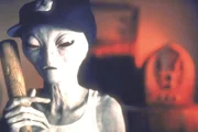 Ein junger Polizist glaubt seinen Augen nicht zu trauen, als sich sein Baseball-Idol Josh Exley als Alien entpuppt.