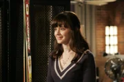 Da ihr Vater die Studiengebühren übernommen hat, will Rory (Alexis Bledel) ihm ihre neue Wohnung zeigen. Was Christopher allerdings nicht weiß: Rory wohnt bei Logan.