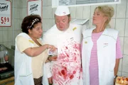 Gisi (Franziska Traub, l.), Bernie (Georg Alfred Wittner) und Rita (Gaby Köster) versuchen an den Tresorschlüssel in Schumanns Büro zu kommen.