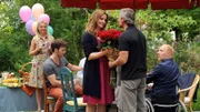 Danuta (Karolina Lodyga), Daniel (Aleksandar Radenkovic) und Chris (Simon Schwarz) feiern Veras (Rebecca Immanuel) Geburtstag.