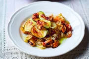 Eintopfgericht aus Meeresfrüchten, Zucchini, Cherrytomaten und Reis.