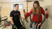Manuel zeigt Tauschmutter Ria (52) die Fitness-Station im Haus