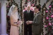 Obwohl Penny (Kaley Cuoco, l.) immer noch an Leonards (Johnny Galecki, r.) Geständnis zu knabbern hat, beschließen die beiden in Vegas vor den Traualter zu treten ...