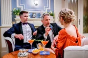 Greta (Laura Osswald, r.) ist überrumpelt, als Miro (Pablo Sprungala, M. und Jo Weil, l.) versucht, sie auf dem Casinoabend zu vereinnahmen.