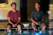 Toni (Leo Reisinger, re.) und Walli (Artjom Gilz) am Pool.