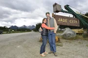 Claudia (l.) und Robin Bunce (r.) leben und arbeiten in Jade City. Eine Gegend, die mit einer beachtlichen Menge des grünen Goldes gesegnet ist ...